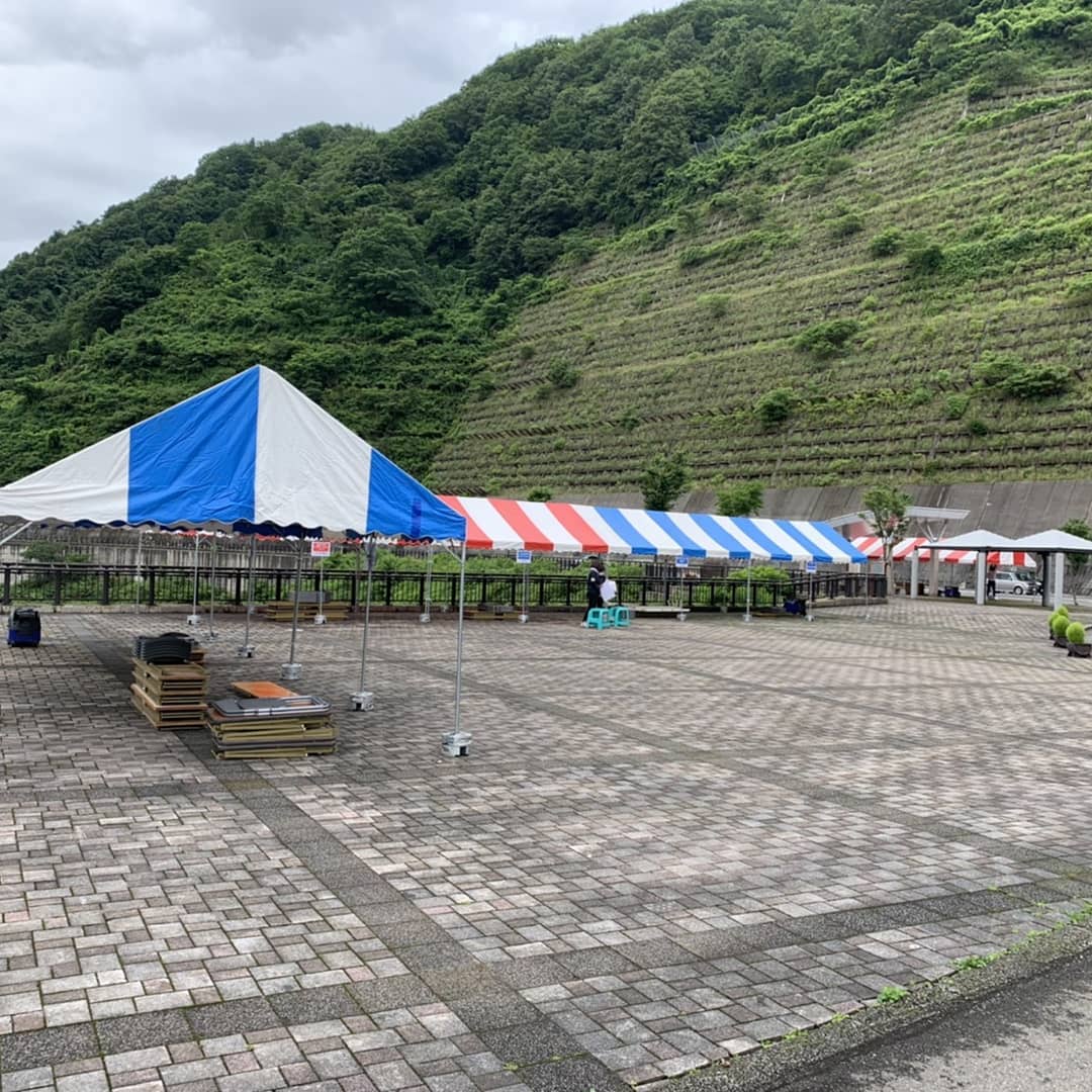 月山ダムのイベント設営を行いました️
いつもは風が強い月山ですが、今日はほぼ無風で安全に作業出来ました