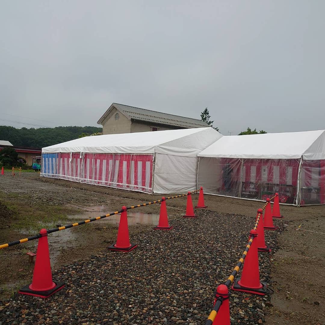 雨のかなの作業でしたが、無事設営終了しました。