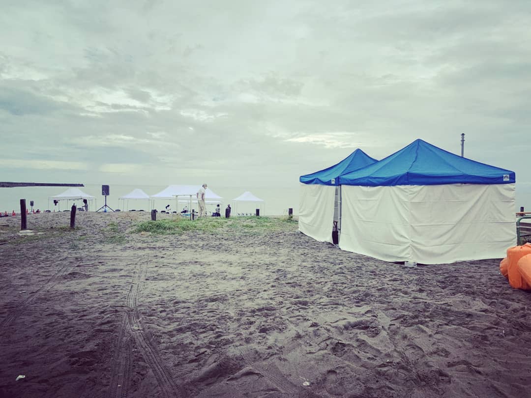 ビーチにテント設営を行いました