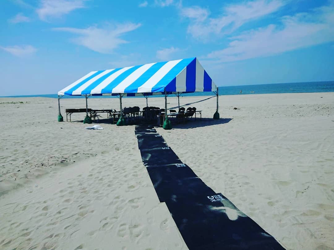 【バリアフリービーチイベント】

本日は、海辺でのテント設営、ゴムマット敷きを行いました