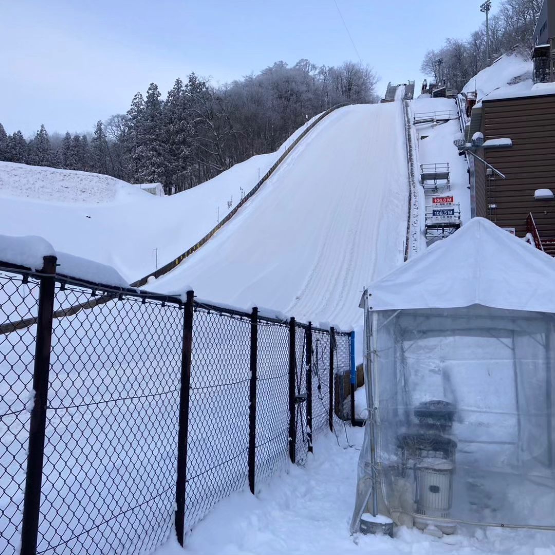 雪が積もるなか設営をを行いました。
本日も雪が積もりましたので雪降ろしなどの作業をされる方は注意しておこないましょう️
#レントオール山形　 #テント　