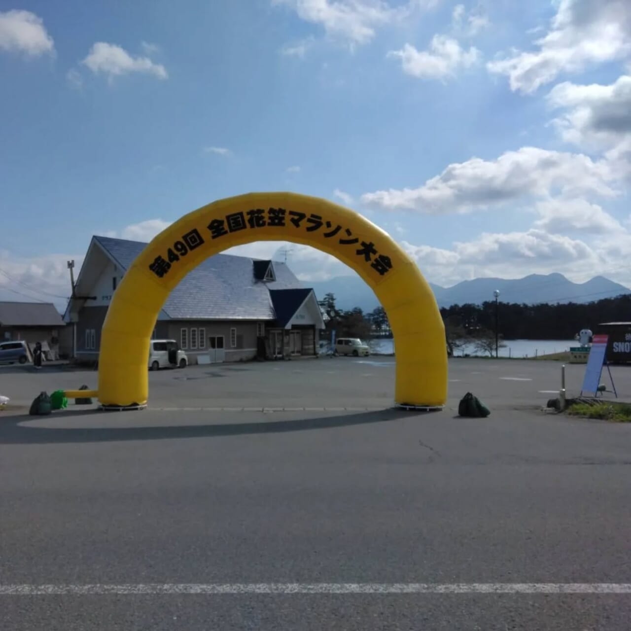 🏻‍♀️尾花沢イベント🏻‍♀️
5/3　尾花沢花笠マラソン
5/3〜5　おばなざわ徳良湖祭り
テント及び会場設営させていただきました😀

写真はマラソン大会の様子
天気も良くたくさんのランナーが参加されて
いました！
パーマン…かわいい🤭

今回マラソンコース各所に置く看板の作成も
承りました。

立て看板などの作成につきましてもぜひ弊社へ
お問合せください🪧

#レンタル　 #テント　