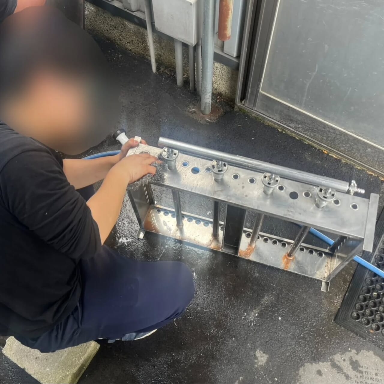 暑くなってきてバザー商品のレンタルが増える前に綺麗に磨いています️