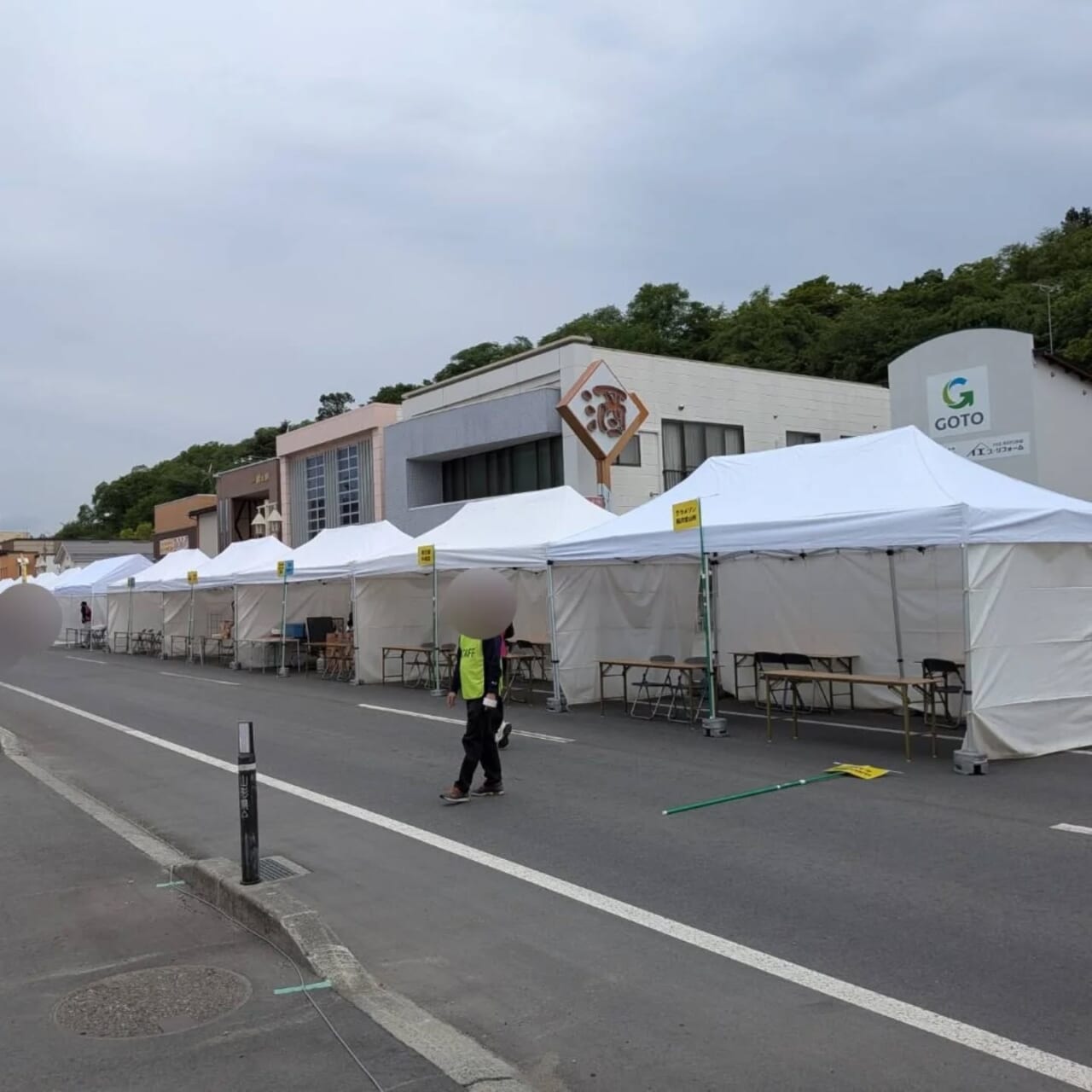 南陽　ワインフェス
第52回ワインフェスティバルin南陽
テントやテーブル、イスをご利用いただきました

今回は設営の簡単なワンタッチテントをご提案
骨組みと天幕がセットになっているので、それ
ぞれ脚を持ち外側に引っぱっていただくだけで
テントが完成
たたむときも逆の手順で簡単にたためます

いまスタッフは今週末の日本一美酒県イベント
の準備を頑張っています🏻‍♀️🏻‍♀️🏻‍♀️

ワインに日本酒...ほんとに美酒県な山形🤤
ありがたい

あとはお天気だけ！
どうか味方してくだされ〜🌞

#レンタル　 #テント　