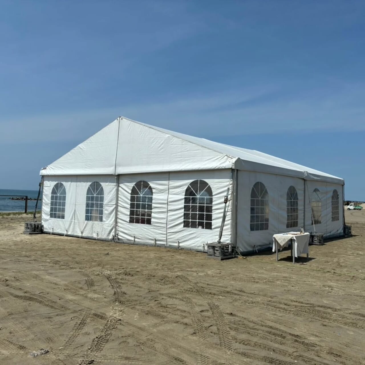 ウエディングパーティー
今日、湯野浜海岸にて結婚式が行われました🥰
目の前は海
挙式を海辺で行い、披露宴をこちらのテント内で
されるようです
ステキ〜️🩷️
手づくり感満載で思い出に残りますね🤗
こちらは10m四方のアルスマートテントです
#レンタル #テント