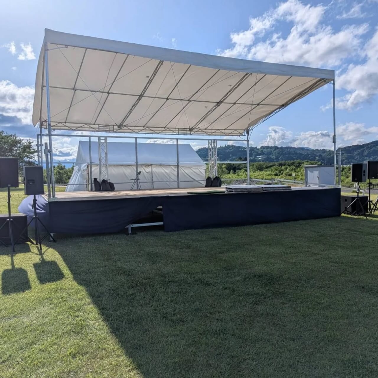 寒河江さくらんぼフェス
6/15　チェリーランド河川敷にて開催されました

写真のステージテントと周辺テントの設営をさせ
ていただきました️

さくらんぼの種飛ばし大会やご当地キャラクター
との触れ合いイベントなどが行われたようです

写真2枚目、3枚目は各県のキャラクターたちがス
テージに上るためのスロープです

今年はジャイアンツのマスコット、ジャビット君
も来てくれたようですね！
来月、巨人VS中日戦が山形で行われます

雨予報が一転、暑いくらいの晴天になりよかった
です
種飛ばし、優勝された方は何メートルだったのか
なぁ🤔

#レンタル　 #テント　 #ステージ　