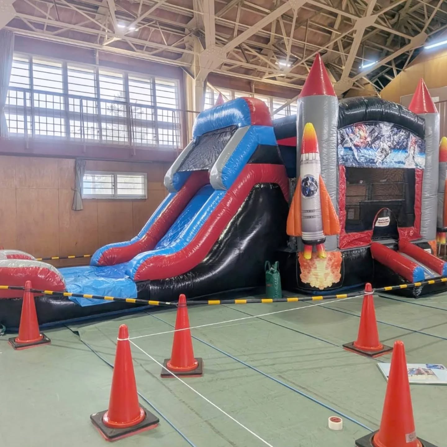 エア遊具ふあふあ ご依頼いただき設営完了いたしました ふあふあは雨天 エア遊具ふあふあ ご依頼いただき設営完了いたしました ふあふあは雨天
