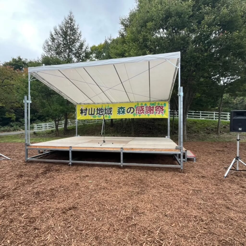 森の感謝祭 時差投稿ですみません 今月初めに行われた森の感謝祭イベント テントやステージのご依頼をいただきました ある牧場での開催だったため牛さまたちに見 守られての設営でした笑