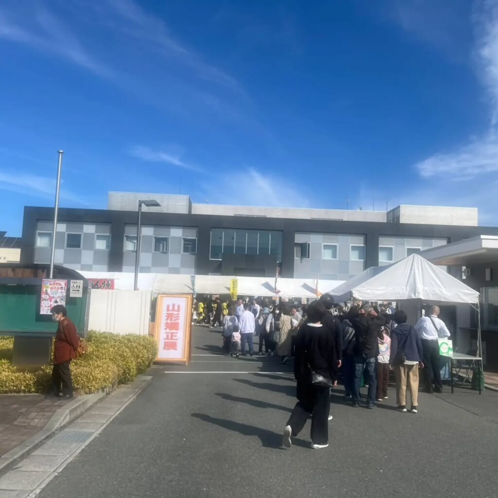 山形矯正展 毎年山形刑務所様で行われる「山形矯正展」 テントやステージのご依頼をいただきました 私、はじめてこのイベントに来ましたがすご い人っ！！そしてお目当てのものは早くしな いと売り切れちゃうそうで 受刑者さんたちが作った品々…