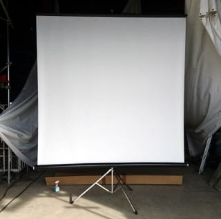三脚スタンド式スクリーン 2.4m 100インチ 2400 x 2400