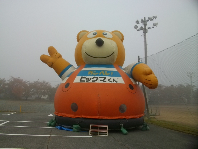 フワフワ　ビックマくん　感謝祭　天童市　の設営の模様