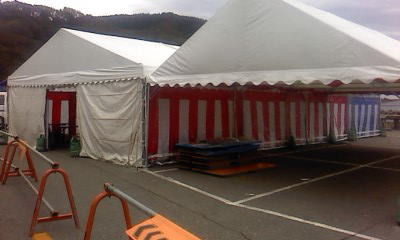 大型テントを使用した式典の設営の設営の模様