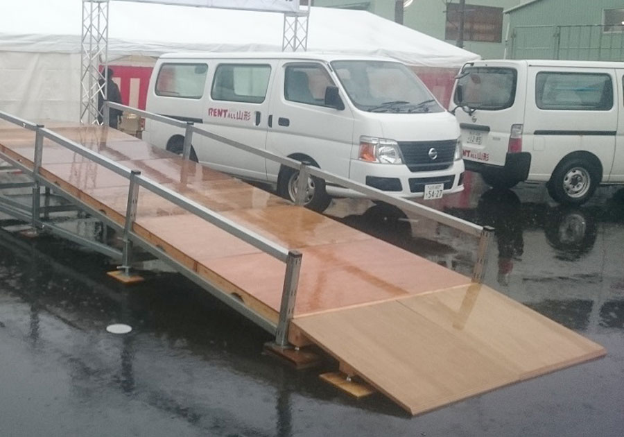 車いすでの入場対応や、階段導線が困難な入場者向けに。丈夫なAPステージだから、安全なスロープを用意できます。