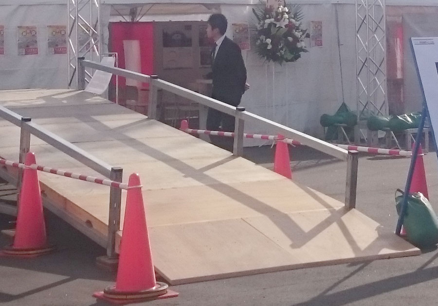 車いすでの入場対応や、階段導線が困難な入場者向けに。丈夫なAPステージだから、安全なスロープを用意できます。