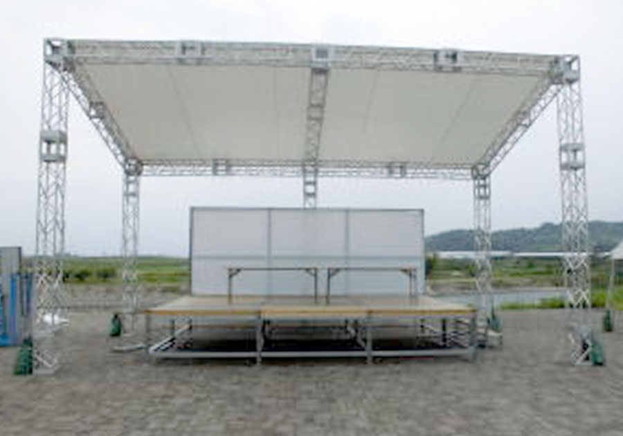 イベントステージをAPステージで設営します。雨天、日よけにトラステントを併設した例になります。