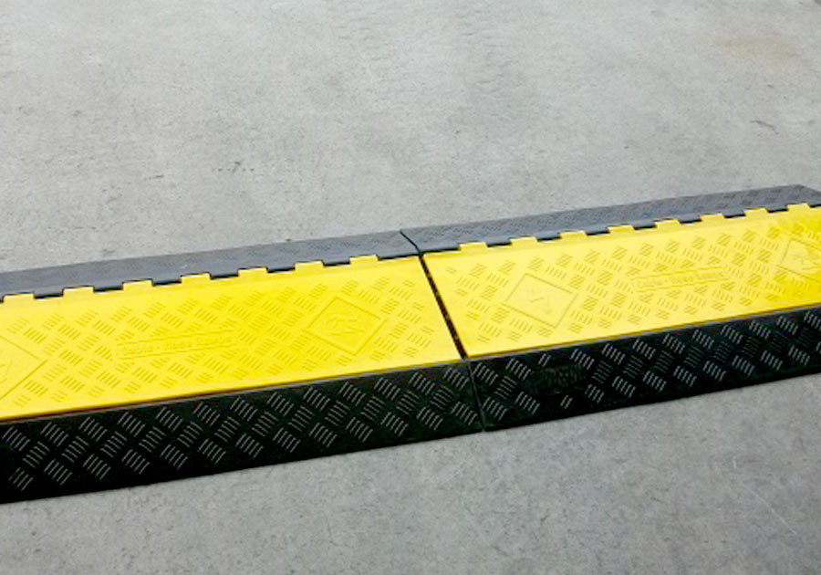 ケーブルプロテクター 配線やホースをしっかり守ってくれます。耐荷重 16t。屋外でのイベントで電源経路確保にご利用ください。