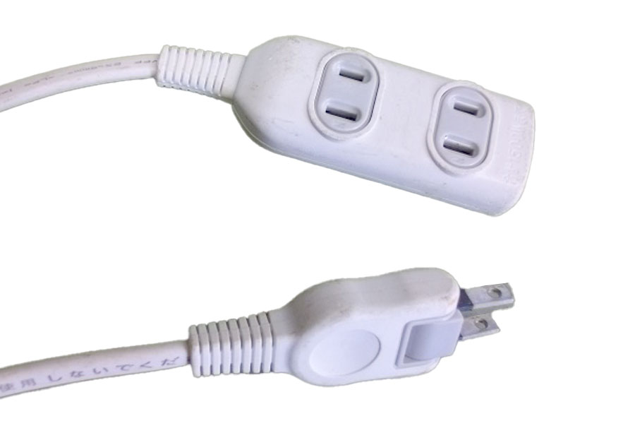 延長タップ　屋外はもちろん屋内でのイベントで電源確保にご利用ください。長さ 2m程度、口数 3口。