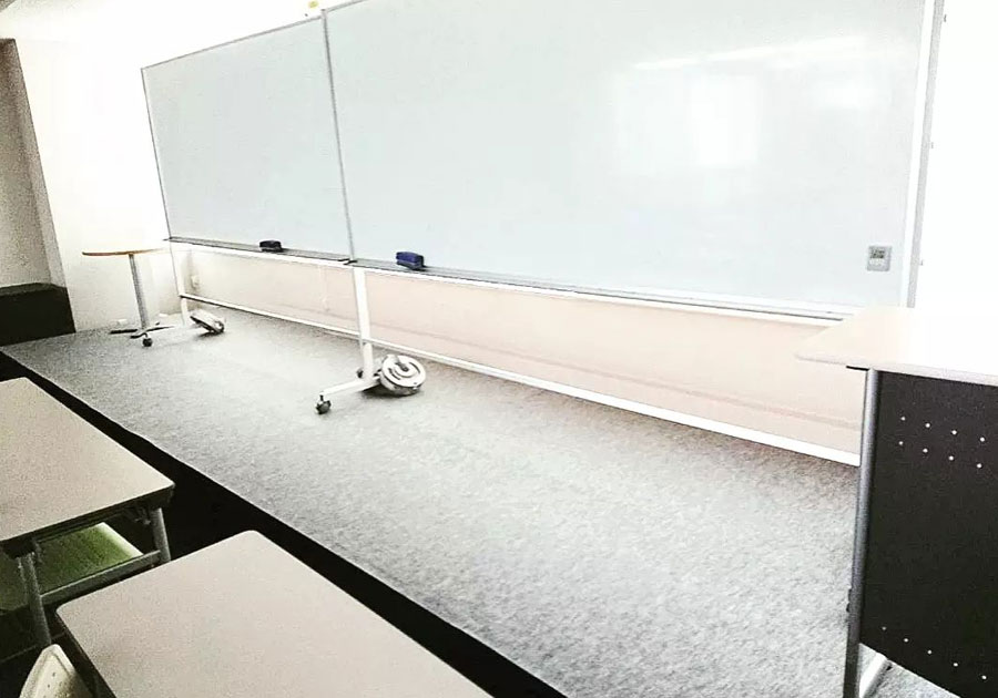 学習塾会場、講習会会場の設営例 平面な広間にステージを設置しました。学習塾会場、講習会場の設営の例になります。