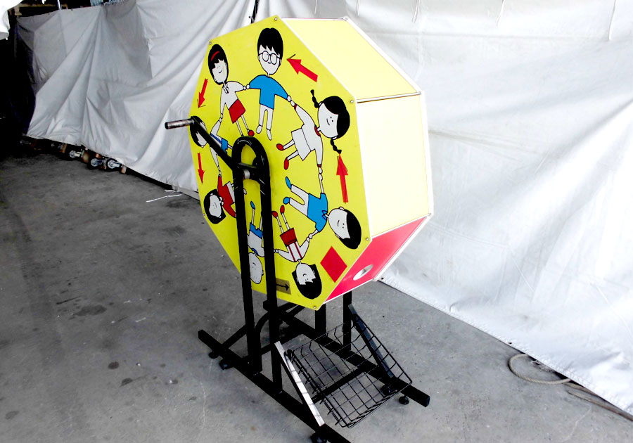 ジャンボガラポン用は、玉がカプセル状になっているので、中に小さい景品やくじを入れることもできます。