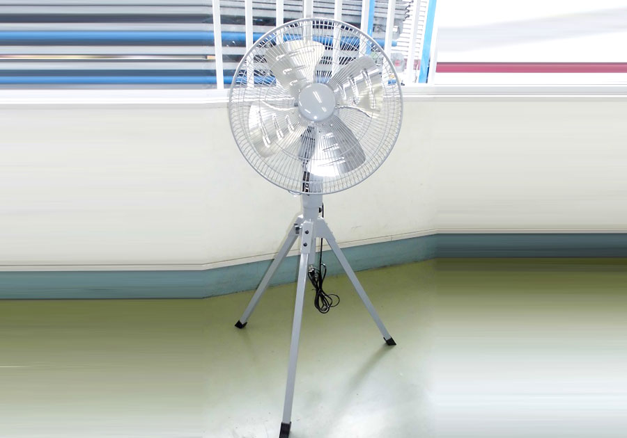 工場扇。羽の大きさが45cmの大型扇風機です。