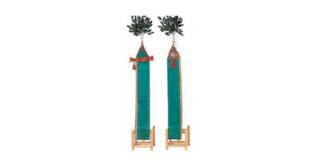 真榊（まさかき）。祭壇の左右に立てる祭具。