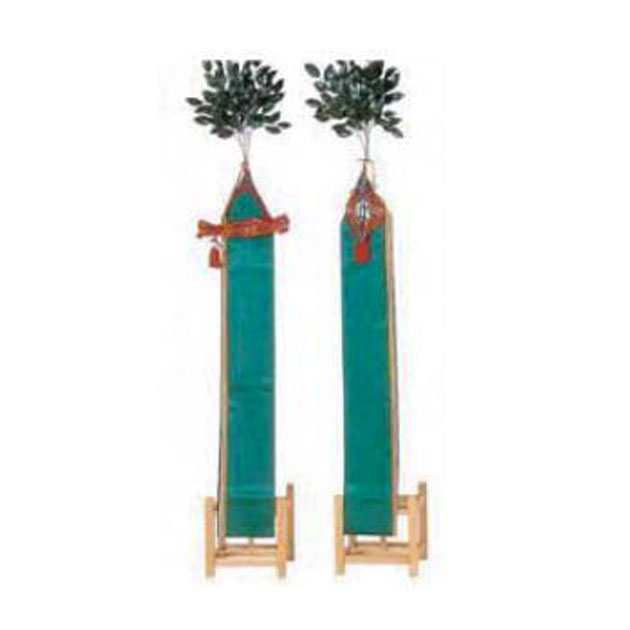 真榊(まさかき)。祭壇の左右に立てる祭具。