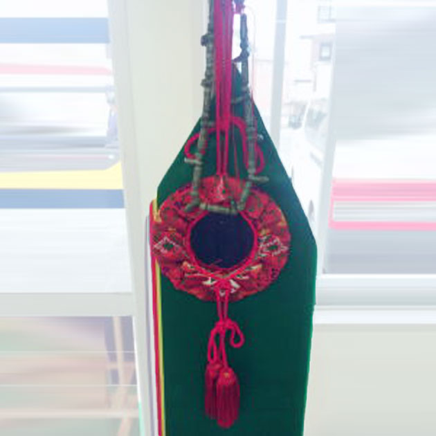 真榊(まさかき)。祭壇の左右に立てる祭具。