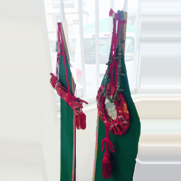 真榊(まさかき)。祭壇の左右に立てる祭具。