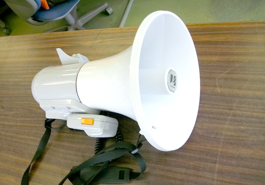 マイクを収納した状態 メガホン(拡声器)ショルダー型