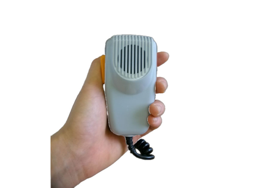 オレンジのボタンを押すと電源が入り、拡声できます。メガホン(拡声器)ショルダー型