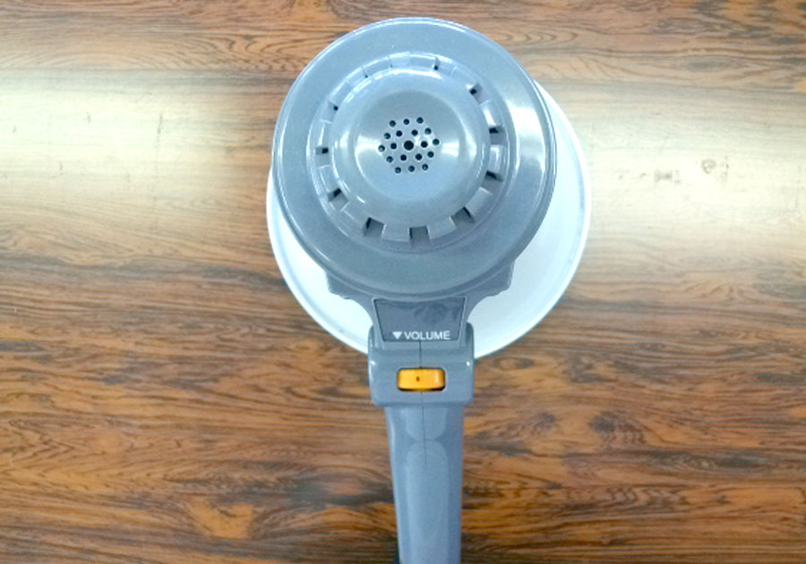 オレンジのボタンを回してボリュームを調整できます。メガホン 拡声器 ハンド型