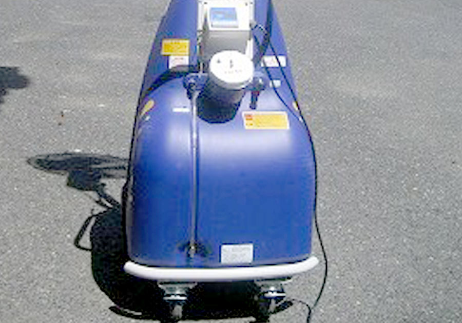 ミスト機。大きな車輪がついているので人力でも楽々移動できます。