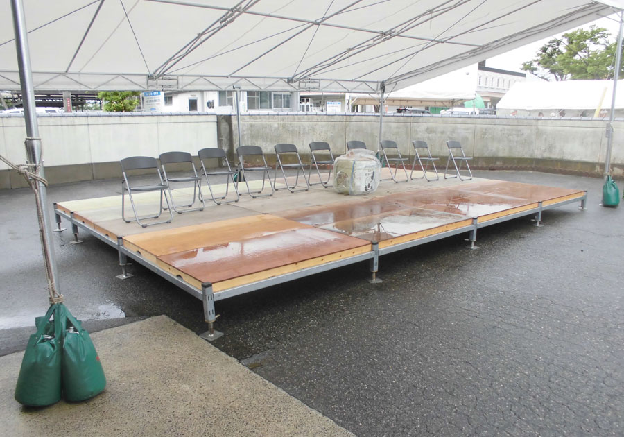 ステージテント3K×5Kに、APステージ3K×5Kを組んで使用した例です。