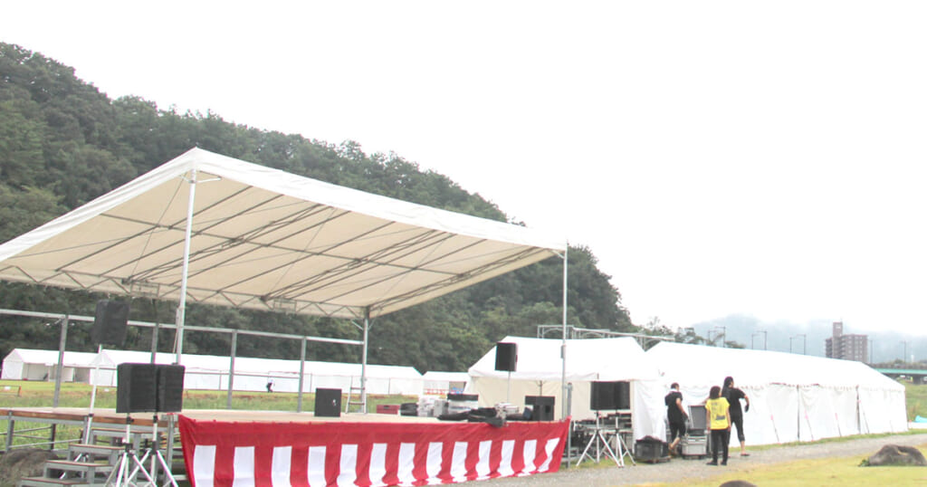 ステージテントは、真ん中に支柱がないので広々使えて、観客の視界の邪魔になりません