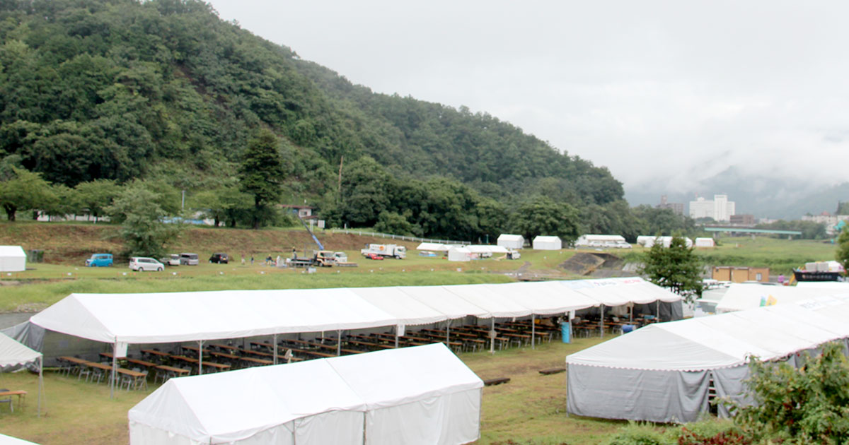 大型集会用テントは、屋外イベントでは欠かせないアイテム。屋外神事式典用のパイプテント。山形のラーメン県そば王国フェスタラーメンでも活躍した切妻テント