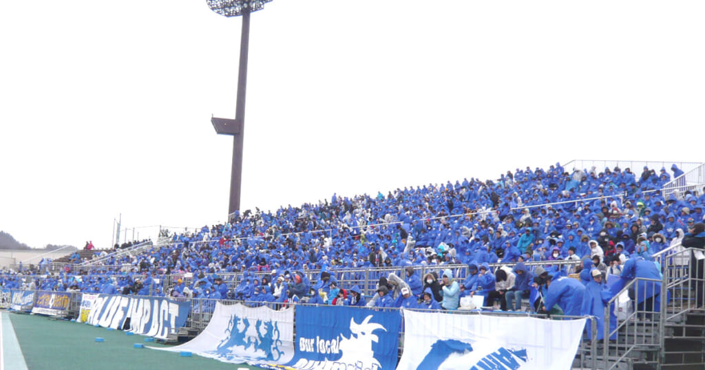 仮設スタンド 一時的に緊急に必要になった観覧席に。サッカーの試合に追加の観覧席を設営、販売促進のステージを設営、一時的に緊急に必要になった観覧席やステージのご用命は山形でレンタルサービスを提供するレントオール山形におまかせください。