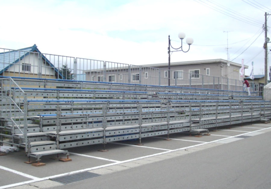 仮設スタンド 一時的に緊急に必要になった観覧席に。サッカーの試合に追加の観覧席を設営、販売促進のステージを設営、一時的に緊急に必要になった観覧席やステージのご用命は山形でレンタルサービスを提供するレントオール山形におまかせください。
