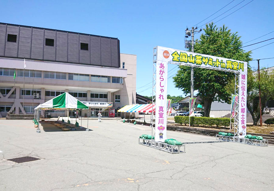 トラスアーチ　トラスを利用した丈夫なアーチを設営します。イベント会場入り口、展示会場ブースなど。
