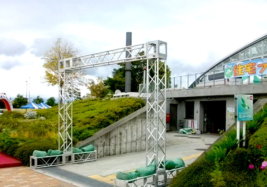 トラスアーチ　トラスを利用した丈夫なアーチを設営します。イベント会場入り口、展示会場ブースなど。