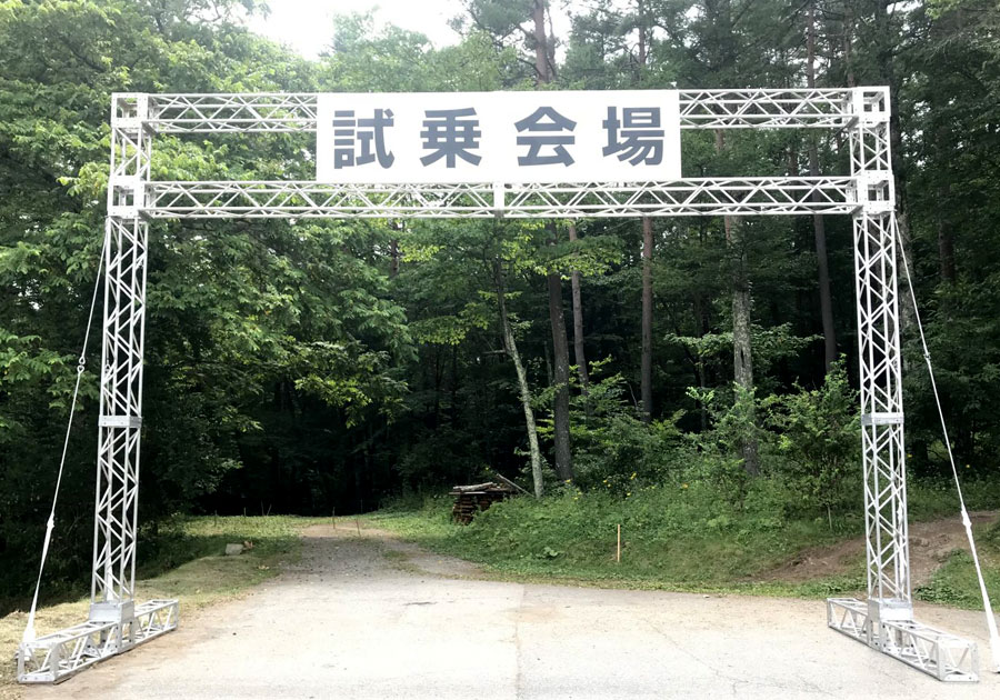 トラスアーチ　トラスを利用した丈夫なアーチを設営します。イベント会場入り口、展示会場ブースなど。