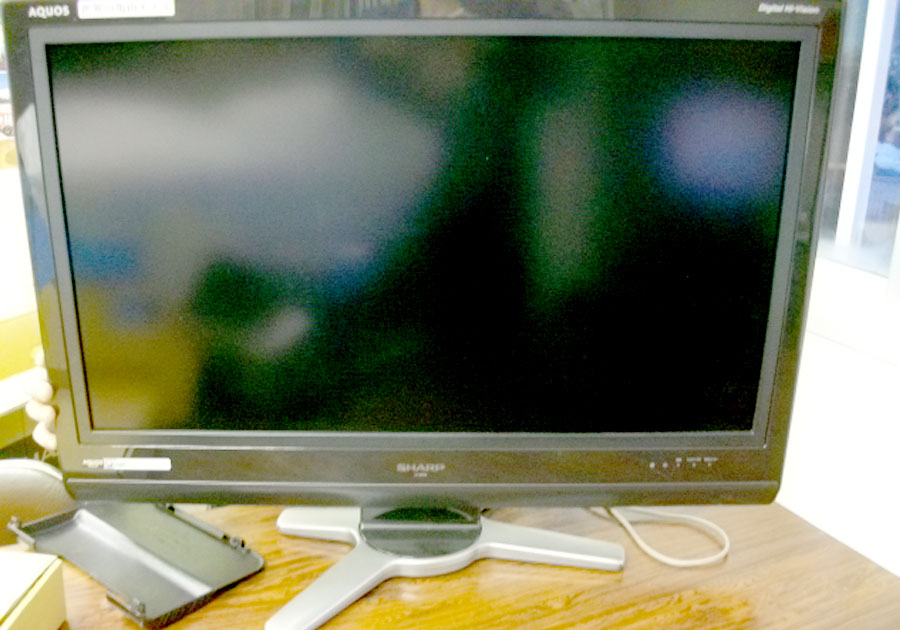 液晶テレビ　32インチ/液晶テレビモニター（アクオス）　アクオス　LC-32D30-B　液晶テレビ　鑑賞会、待機所に設置など、発光しますので明るい映像が可能。プロジェクタの代用に
