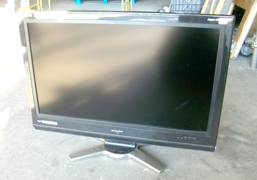 液晶テレビ　32インチ/液晶テレビモニター（アクオス）　アクオス　LC-32D30-B　液晶テレビ　鑑賞会、待機所に設置など、発光しますので明るい映像が可能。プロジェクタの代用に