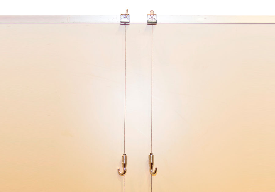 ワイヤーフック 展示会ブースの絵画やパネルの展示にご利用ください。