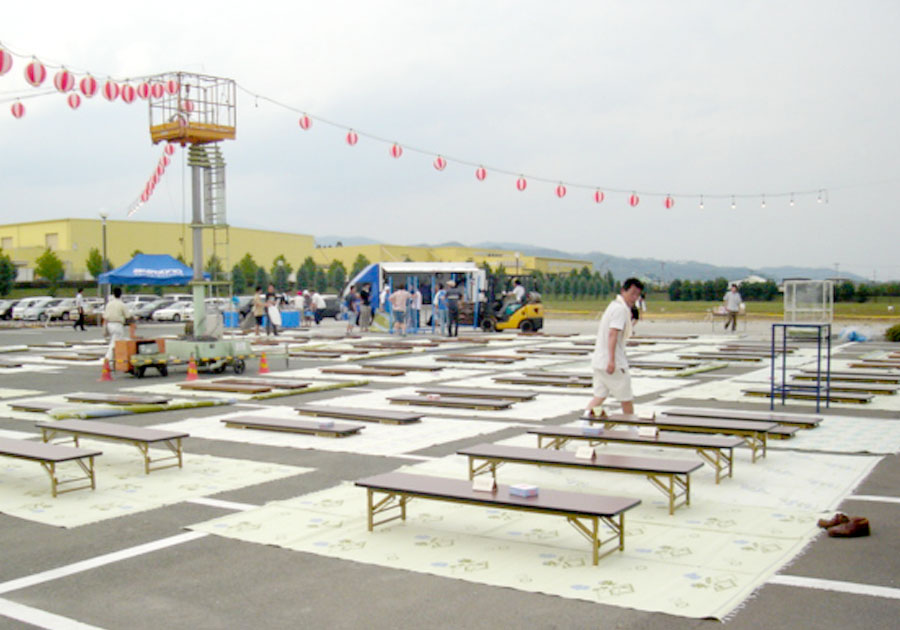 座卓テーブルは、木目調のテーブルです。お花見なござを敷いてのイベントにおすすめです。