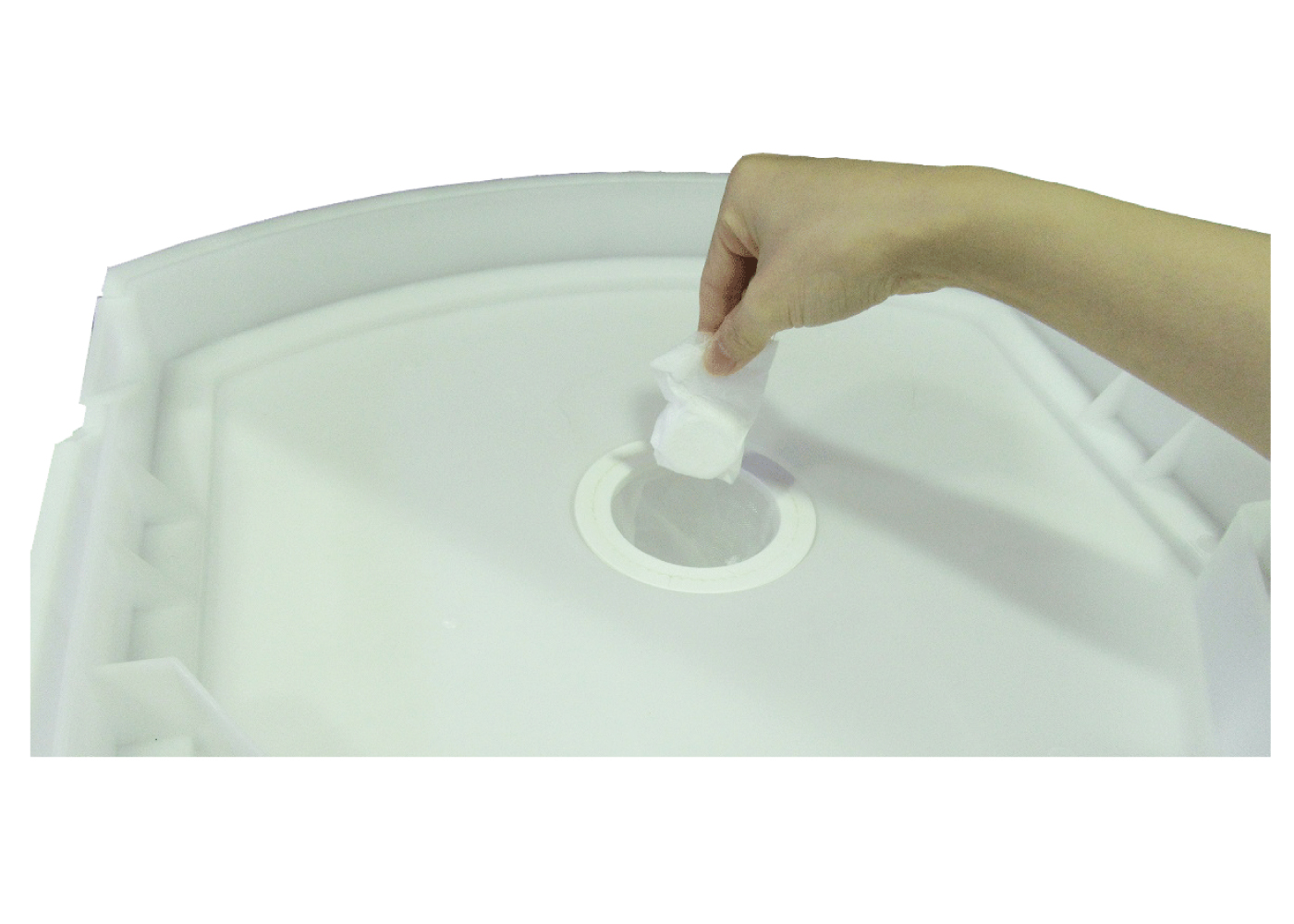 気化式冷風機。イヤなニオイの発生を抑える消臭パックが1ケついています。消臭パックはタンクの水フィルターに投入します。約1ケ月効果を保ちます。